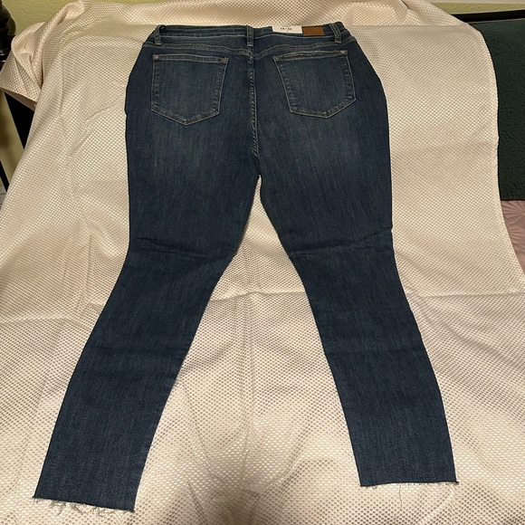 NEW Judy Blue Mid Rise Destroyed Knee Skinny Jeans Size 15 - Picture 5 of 6
